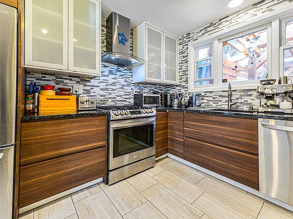 2nd image of 876 Oakwood Ct