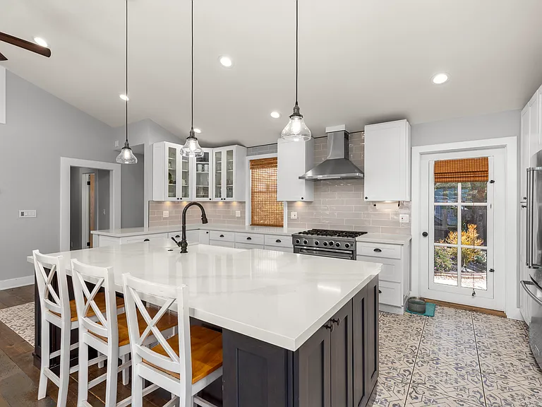 2416 Oxford Ave — Photo 15