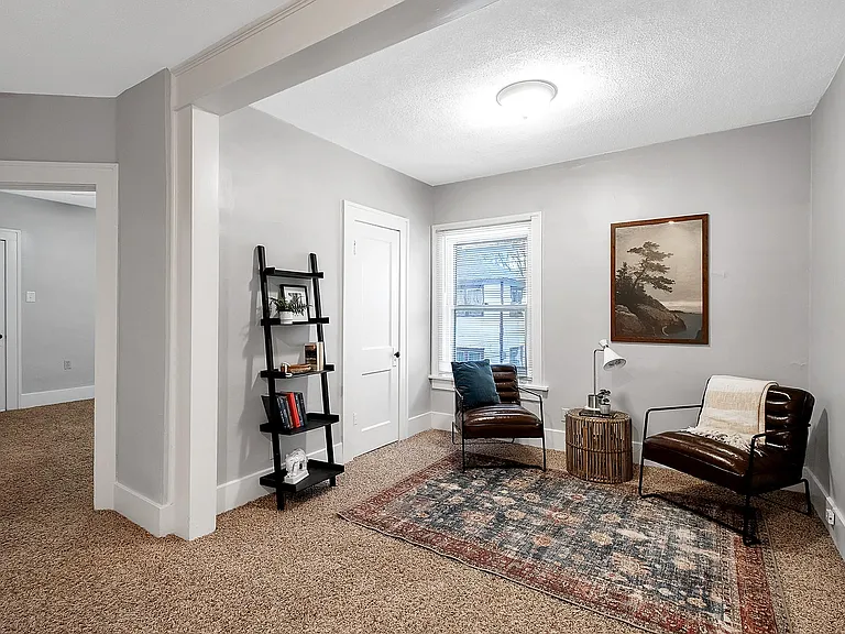 1015 W Franklin Ave — Photo 2