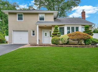 26 Miriam Ln, Plainview, NY 11803