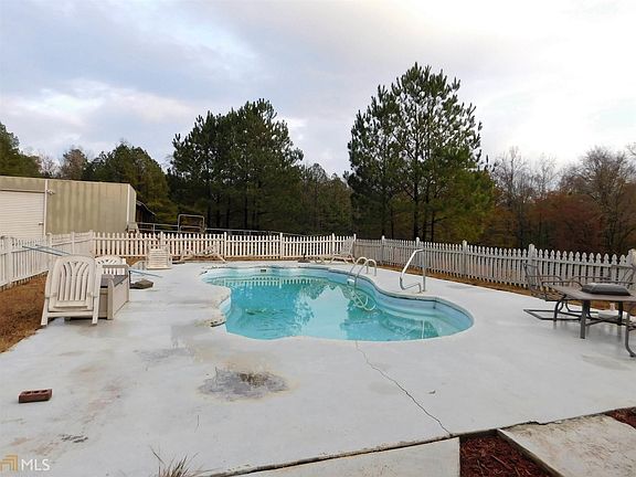 Fenced in Pool Area to watch your horses while you cool off.