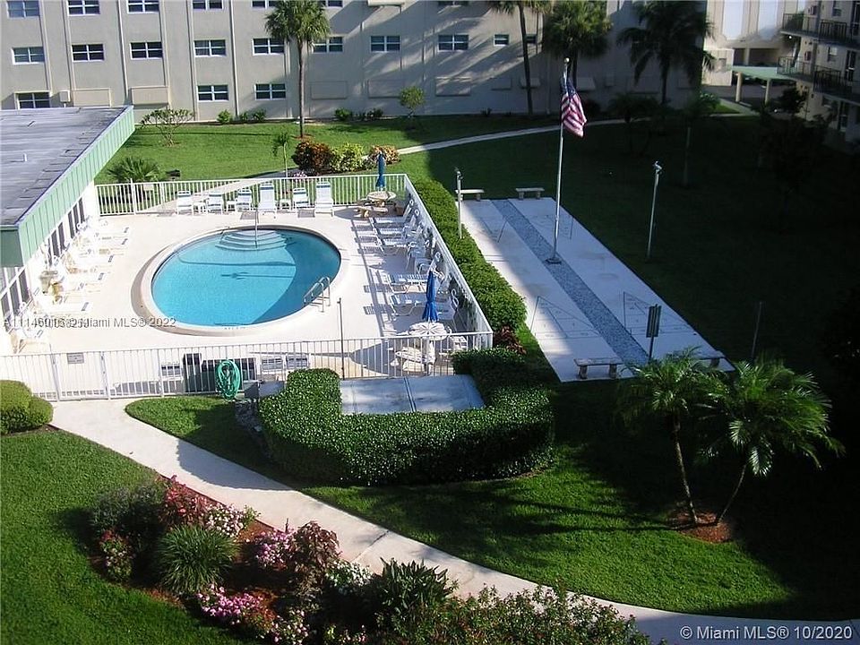 2nd image of 810 SE 7th St APT 402