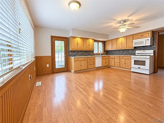 2nd image of 32 Elizabeth St