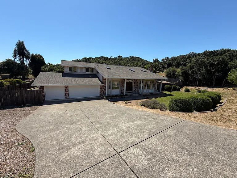 427 Bloom Ln — Photo 1