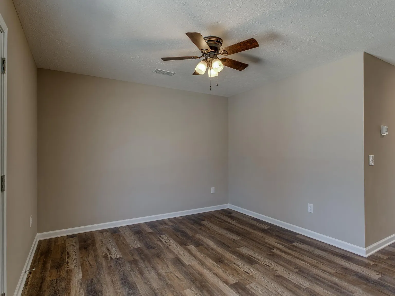 3 bed, 1.5 bath, 1156 sqft, $1,300 — Photo 3