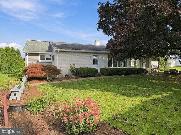 3rd image of 219 Bastian Rd