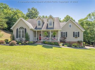 680 Hillcrest Dr, Peytona, WV 25154