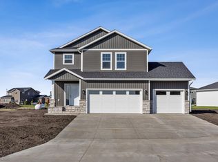 462 Skylane St, Kindred, ND 58051