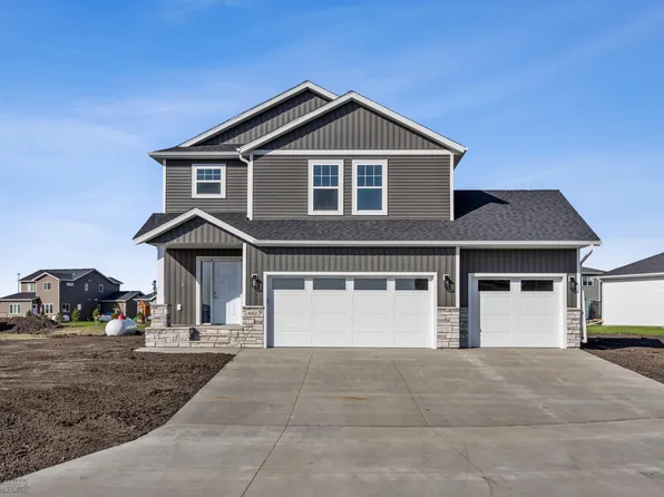 462 Skylane St, Kindred, ND 58051