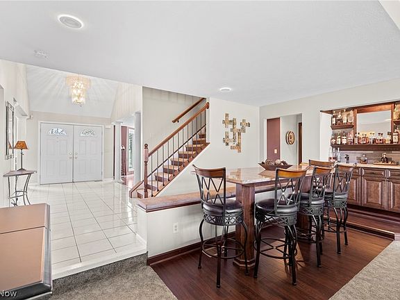 5th image of 585 Clinton Ln