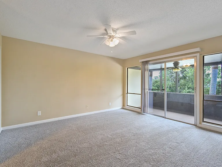 40 Club House Dr #207 — Photo 11