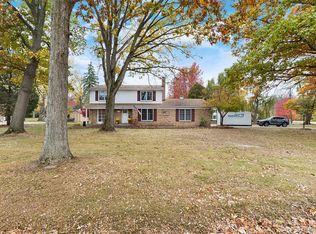 8855 Ferry Rd, Grosse Ile, MI 48138