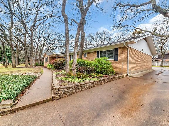 3rd image of 3017 Woodford Dr