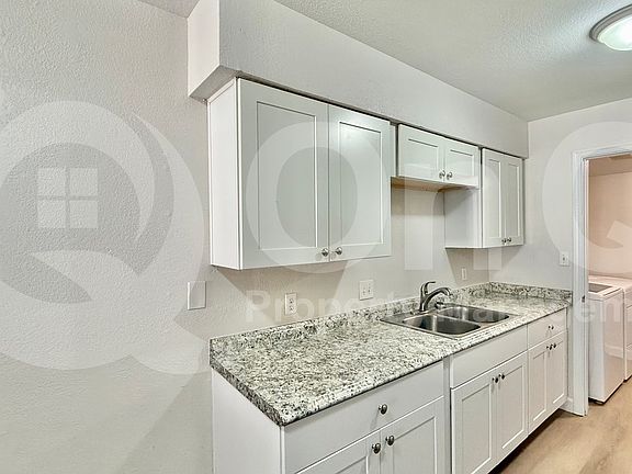 5th image of 27 W Inglewood St #2