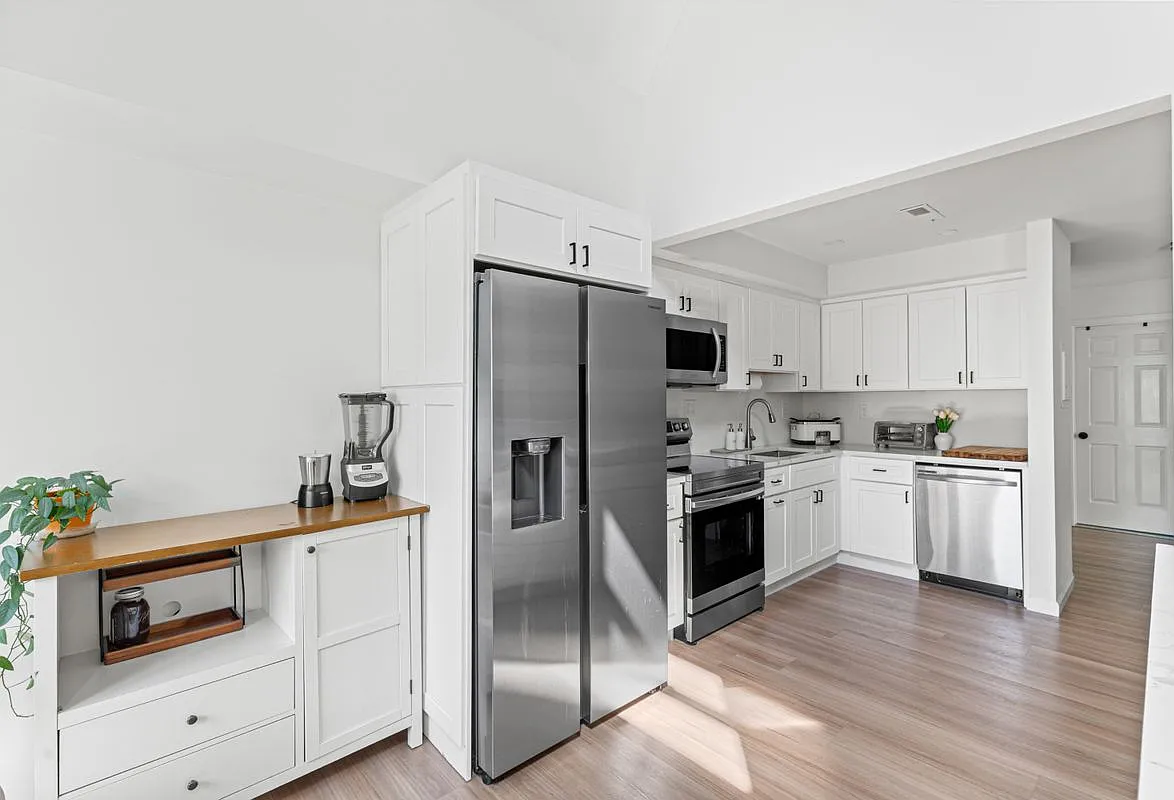 2 bed, 2.0 bath, 1579 sqft, $3,300 — Photo 4
