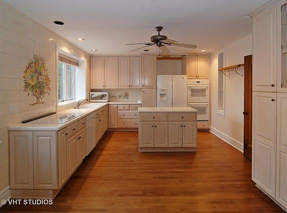 4th image of 1032 Columbian Ave