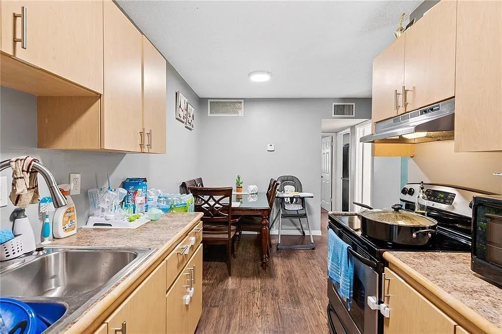 2 bed, 1.0 bath, 738 sqft, $1,700 — Photo 2