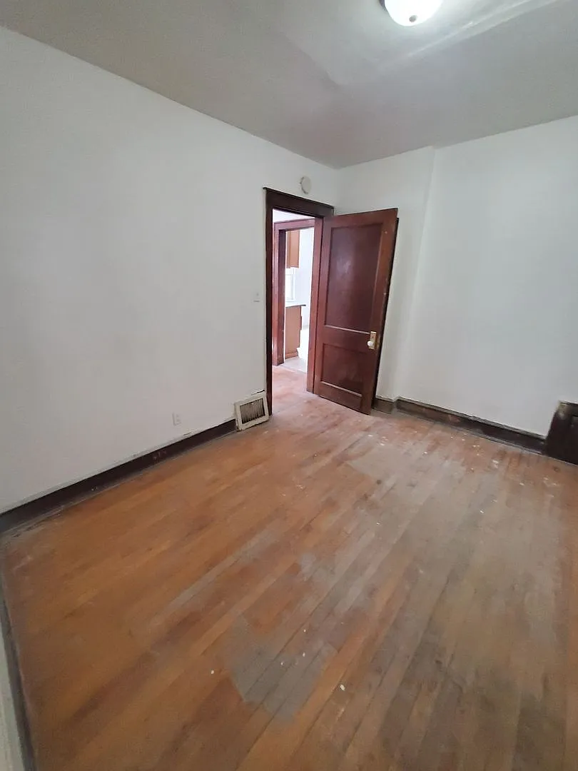 5 Bedroom Single Family — Photo 2