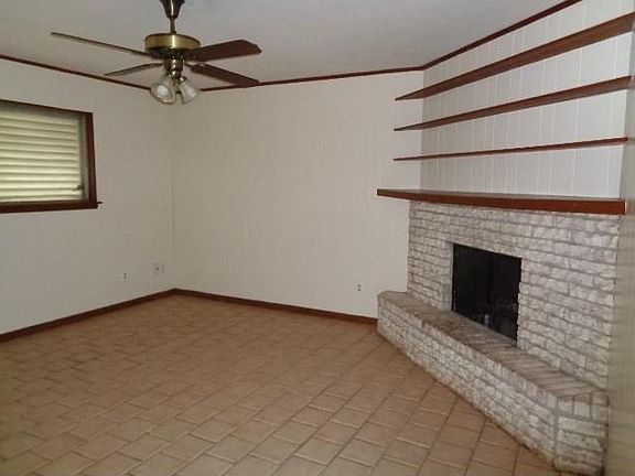 2nd image of 4422 Oxford Dr