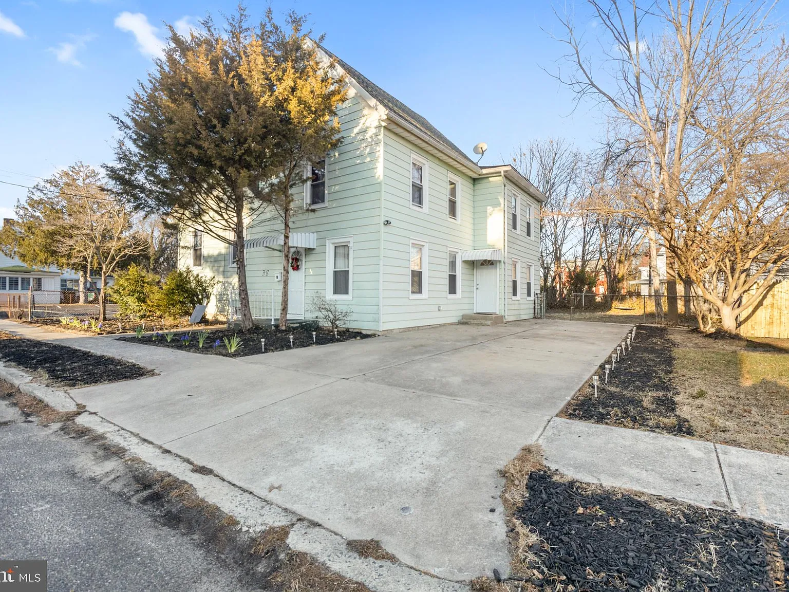 4 bed, 2.0 bath, 1760 sqft, $3,000 — Photo 1