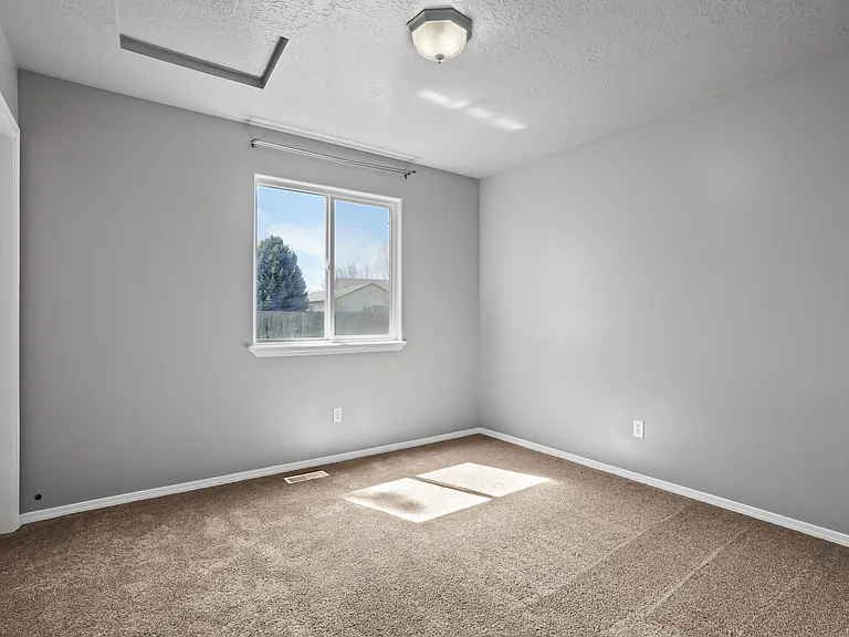 979 Peregrine Dr — Photo 16