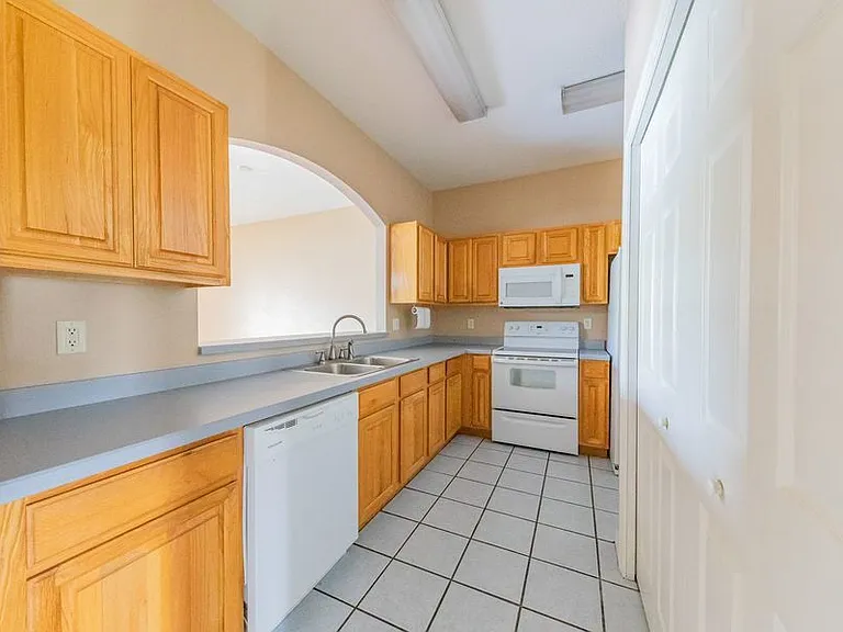 2218 Garden Lake Dr — Photo 2