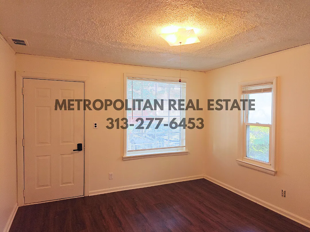 3 bed, 972 sqft, $1,450 — Photo 1