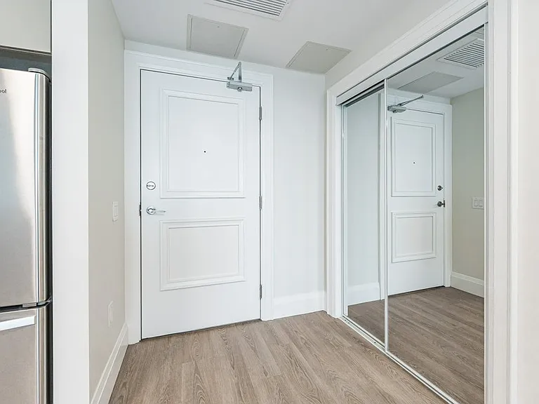 460 Columbia St W — Photo 101