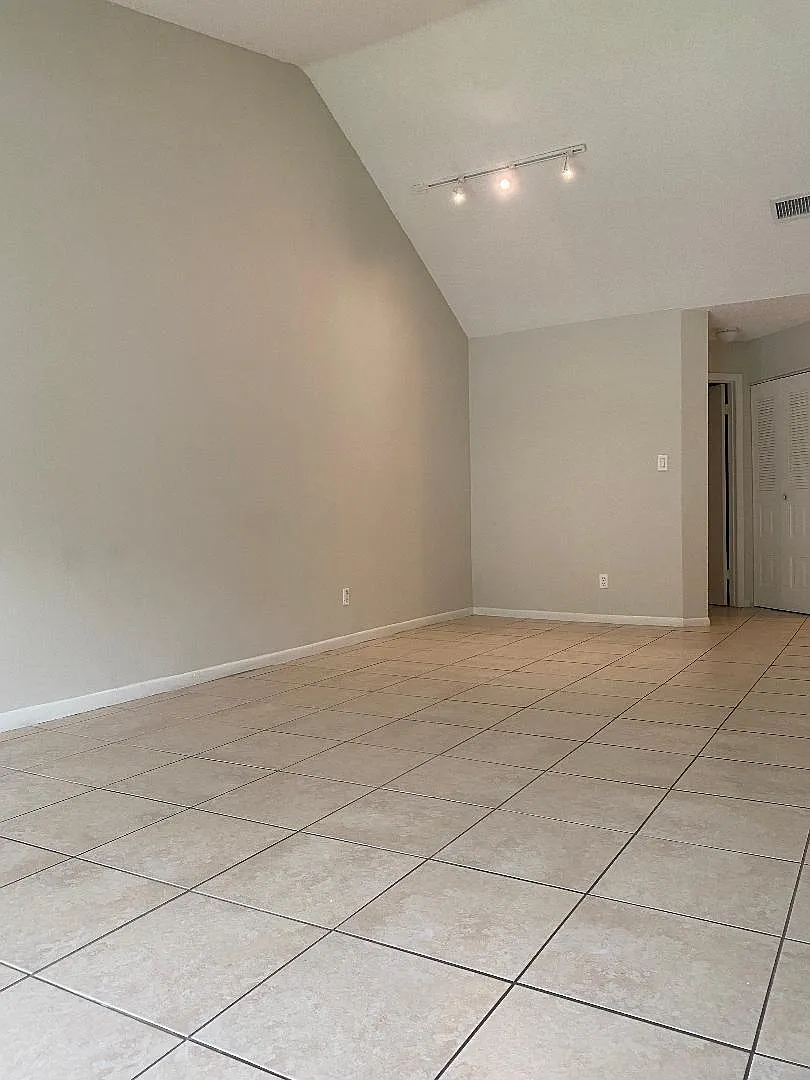 2 bed, 2.0 bath, 1044 sqft, $1,999 — Photo 4