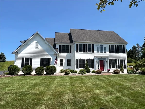 7 Pepperwood Ct, Pittsford, NY 14534