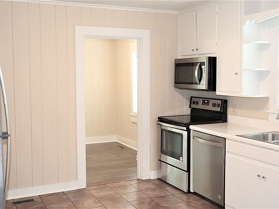3rd image of 19 Edenwood Dr