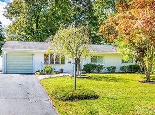 24 Pelham Rd, Kendall Park, NJ 08824