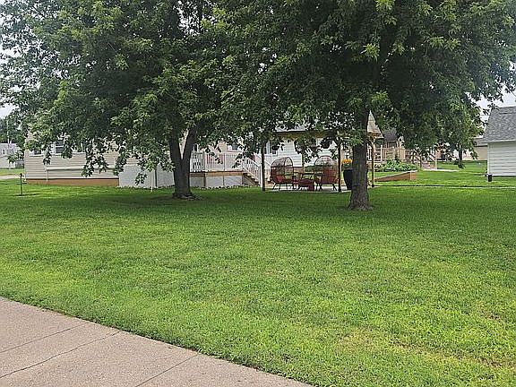 3rd image of 320 Commercial Ave
