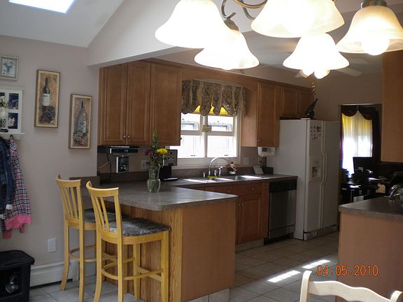 Kitchen with eat up counter area