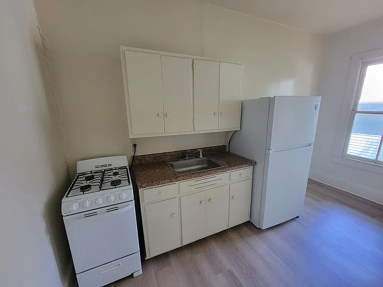 669 Percy St — Photo 3