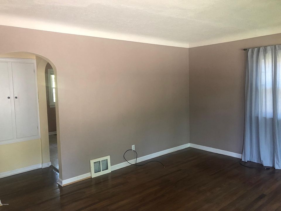 2nd image of 220 W Cork St