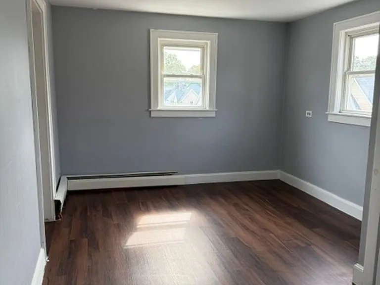 492-494 Wilson St — Photo 6