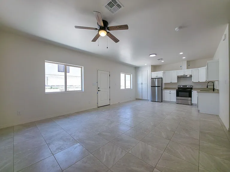 347 E George St — Photo 16