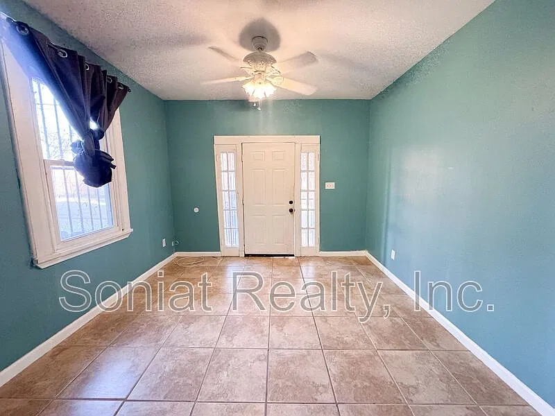 2 bed, 1.0 bath, 744 sqft, $1,300 — Photo 2