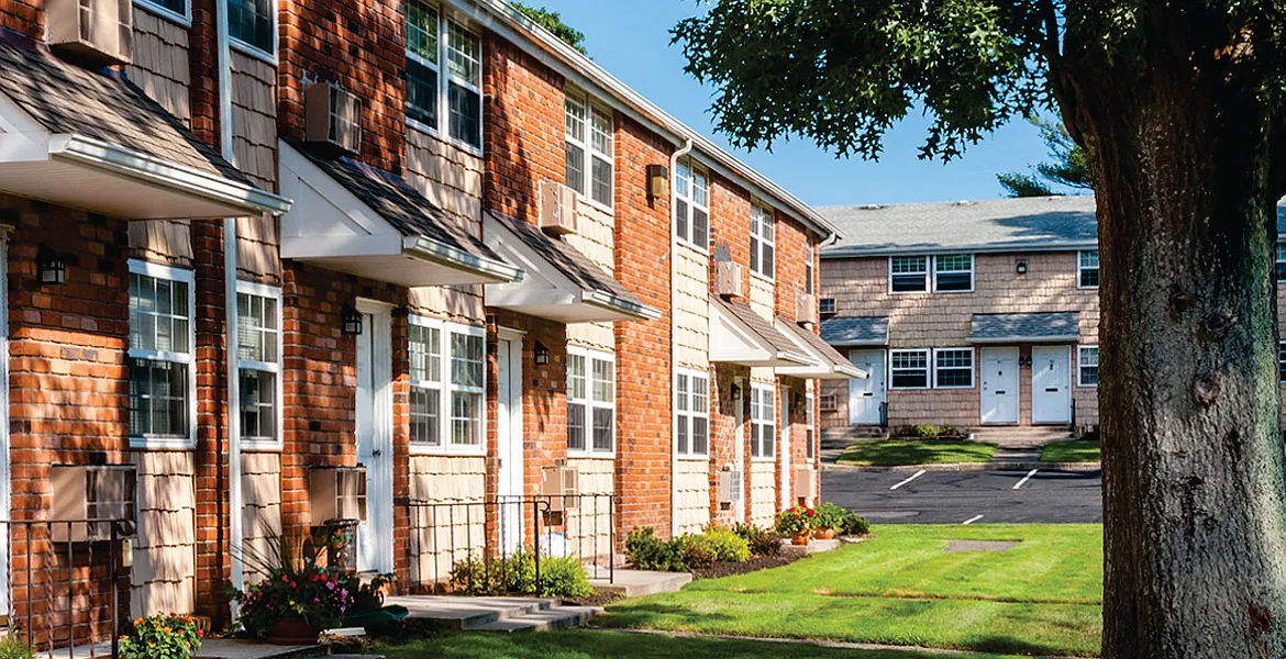 Town and Country Luxury Apartments — Photo 4