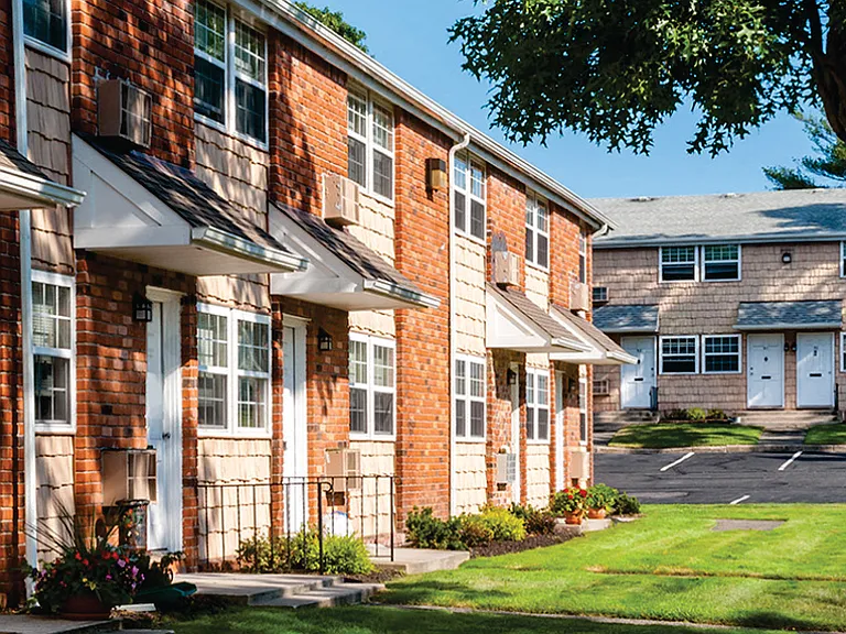 Town and Country Luxury Apartments — Photo 4