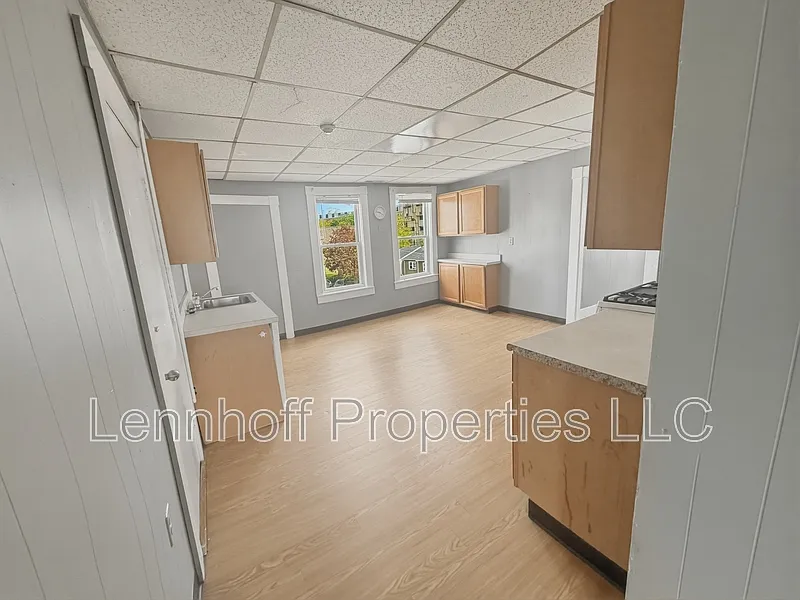 3 bed, 1.0 bath, $1,950 — Photo 4
