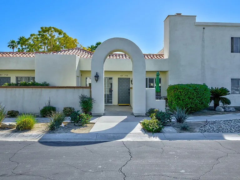 43754 Avenue Alicante — Photo 1
