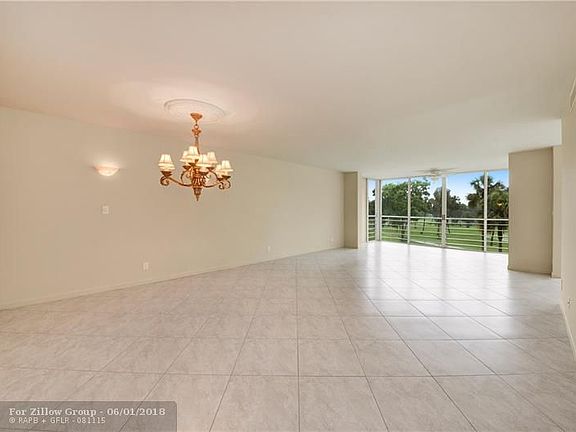 4th image of 3960 Oaks Clubhouse Dr APT 301