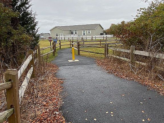 3rd image of 32 Buckingham Dr