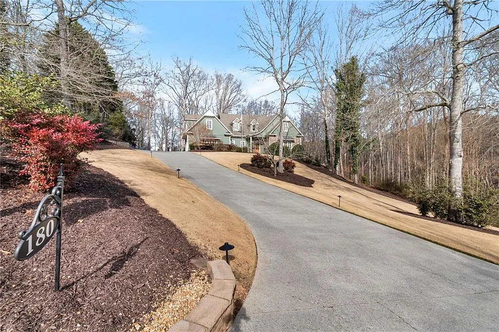 7 bed, 4.5 bath, 4470 sqft, $5,700 — Photo 4
