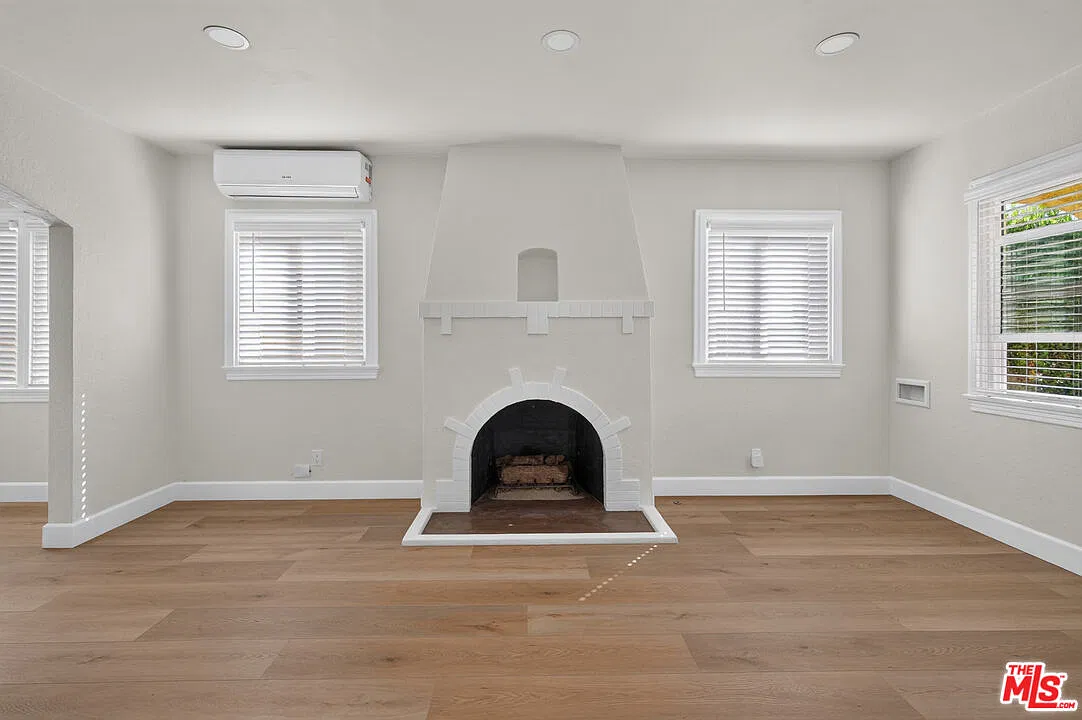 2 bed, 1.5 bath, 1120 sqft, $4,995 — Photo 2