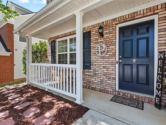 2nd image of 646 Hawthorn Ln