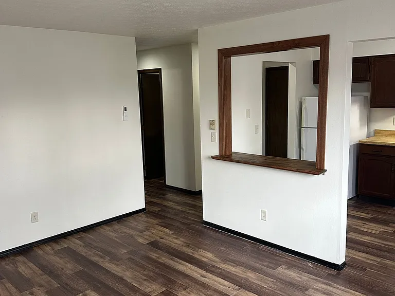 Immaculate Updated 1 & 2 Bedroom with 1 Bath — Photo 8
