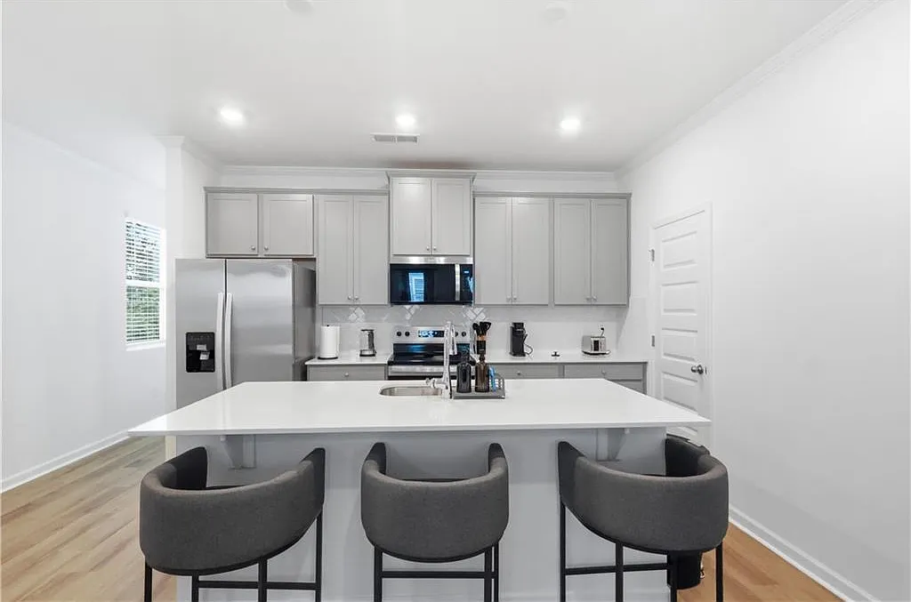 3 bed, 3.5 bath, $4,500 — Photo 2